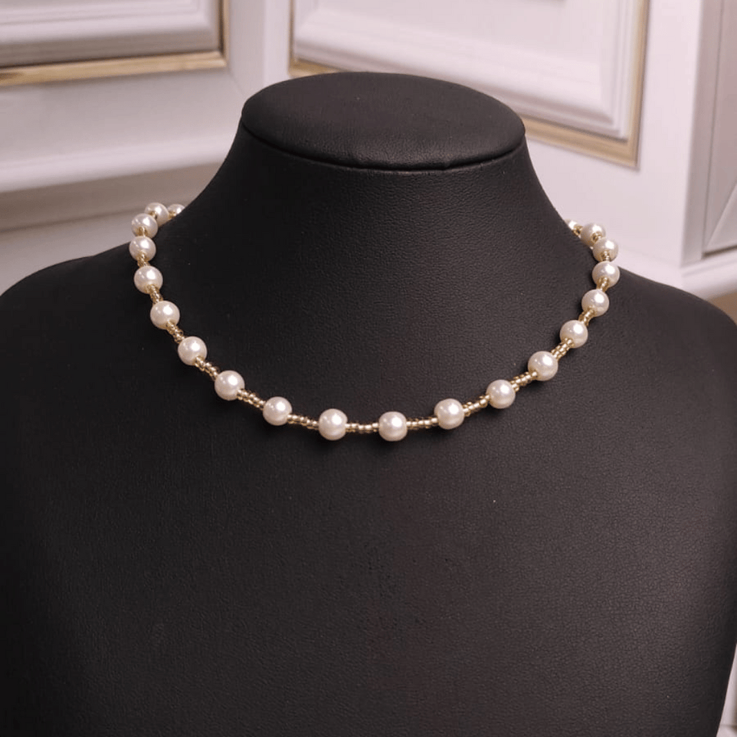 Collar de Perlas Elegante con Detalles Dorados