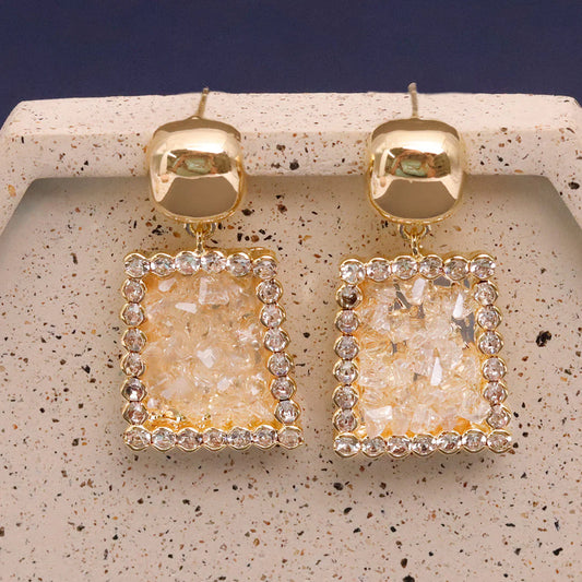 Aretes Dorados con Detalles Brillantes - Elegancia Reluciente