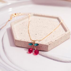 Collar Dorado con Colgante de Cerezas Rojas