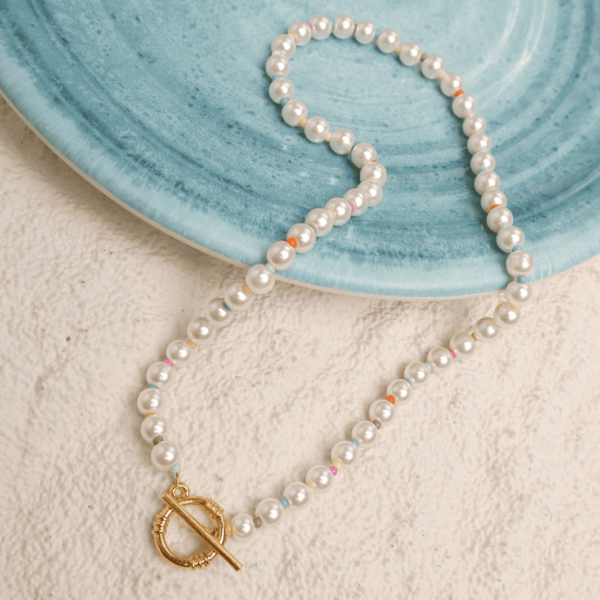 Collar de Perlas con Toques de Color y Broche Dorado